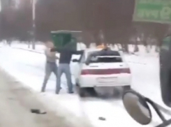 Драку таксиста и прохожего на улице в Ростове снял очевидец на видео