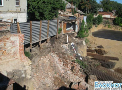 Из-за незаконной стройки в центре Таганрога рухнула стена дома