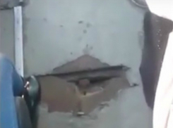 Огромная дыра в полу ростовской маршрутки удивила пассажиров и попала на видео