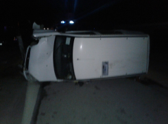 Иномарка-такси врезалась в столб и перевернулась в Ростовской области