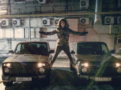 Знаменитый трюк ростовского «Ван Дамма» на автомобилях с красивыми номерами высмеяли горожане