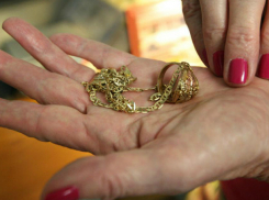 Женщина обворовала квартиру подруги, пока та находилась у нее в гостях в Ростовской области.