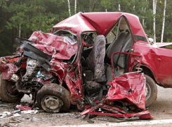 Жуткими смертями закончилось столкновение двух отечественных автомобилей в Ростовской области