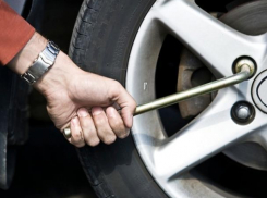 Злостного похитителя автомобильных колес задержали в Ростовской области