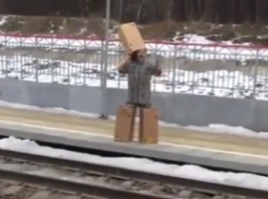 Чудаковатый человек-коробка с высшим образованием в Ростове попал на видео