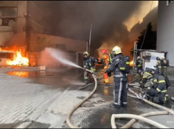 В Ростове горят склад и офис на Орской 