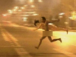 Озверевший от алкоголя мужчина в нижнем белье рычал на собак и прохожих на площади Ростова