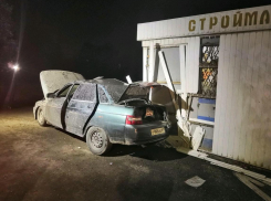 Житель Таганрога решил покататься по городу без прав и снес ларек