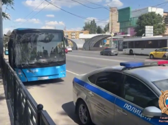 Троих увезли на скорой после аварии с автобусом в Ростове 