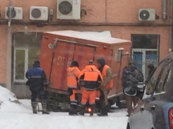 Провал под асфальт автомобиля коммунальных служб высмеяли жители Ростова