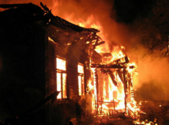 Огромный частный дом сгорел дотла в Ростовской области