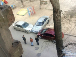 Во дворе на Нагибина на ровном месте столкнулись три авто