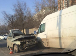 В лобовом столкновении на Нансена пострадал водитель легковушки