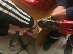 Ростовские спасатели помогли снять заклинившие наручники с задержанного