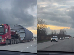 В Багаевском районе собралась пробка в 2 км из-за перевозки сверхгабаритных грузов