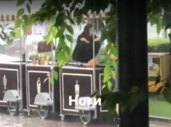 Влезшая ногами на прилавок продавец уличной еды отбила аппетит у прохожих в Ростове на видео