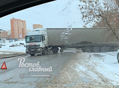 Фура попала в аварию в Ростове и перекрыла движение