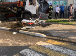 В Ростовской области водитель водовоза врезался в ТЦ и погиб