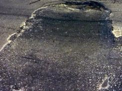 Образовавшаяся посреди проезжей части огромная яма разорила пятерых автомобилистов в Ростове