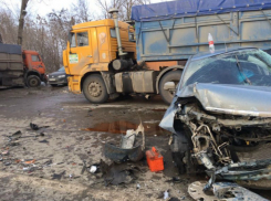 Серьезные травмы получила пассажирка Ford после ДТП с припаркованным у обочины КамАЗом в Ростовской области