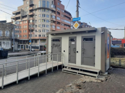 Жители Ростова пожаловались на уличные туалеты, которые принимают оплату, но попасть в них нельзя