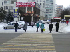 Скатившийся задом с горки автомобиль вытолкнул женщину на дорогу на опасной «зебре» Ростова