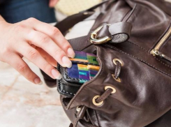 Карманница украла у 81-летней пенсионерки деньги на еду и лекарства