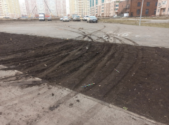В Ростове в микрорайоне Левенцовский водители оккупировали детскую площадку