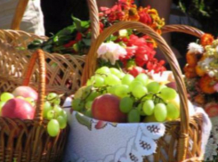 В храмах Донской митрополии освятили яблоки нового урожая 