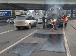 В Ростове на Привокзальной площади заделали ямы на дороге