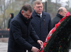 Губернатор Юрий Слюсарь возложил цветы к мемориалу павшим воинам в Ростове