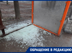 В Ростове вандалы вдребезги разбили остановку