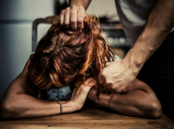 Жуткая истерика избитой за стенкой женщины переполошила жильцов многоэтажки в Ростове