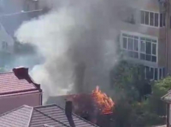 В Ростове пожар уничтожил частный дом на Северном