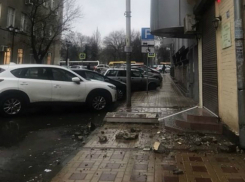 Огромные глыбы фасада старого дома обрушились на головы матери с ребенком в центре Ростова