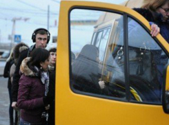 Женщина выпала из маршрутки во время движения в центре Ростова 