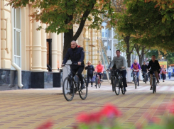 Сотрудники администрации Ростова приехали на работу на велосипедах