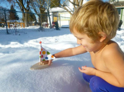 Ребенком, гуляющим в ползунках на морозе, занялись следователи в Ростове-на-Дону