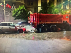 На Большой Садовой в Ростове легковушка врезалась в поливальную машину