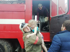 В Ростовской области пожарные спасли из горящего дома шестерых детей