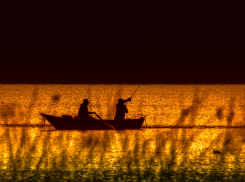 В Таганрогском заливе во время ночной рыбалки спасли ростовчанина на резиновой лодке 