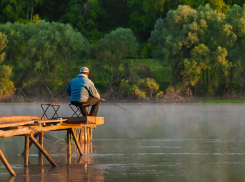 В Аксае рыбакам преградили выход к Дону платными понтонами
