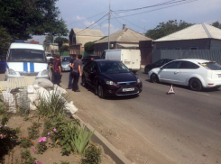 Водитель «Форда» отвлекся на мобильник и устроил массовую аварию в Ростове