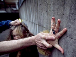 Молодой мужчина избил и изнасиловал свою 19-летнюю знакомую на улице в Ростовской области