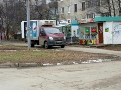 Жители Таганрога пожалели о запрете «Стопхама» из-за припаркованной на тротуаре «Газели»