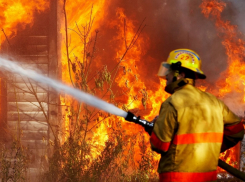 В Ростове ночью сгорел большой склад с тракторами и машиной