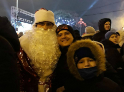 Целовались под бой курантов и жгли фейерверки: фото с празднования Нового года жители Ростова поделились в социальных сетях