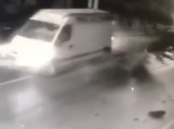 Снесший три легковушки с парковки «скрытный» фургон попал на видео в Ростове