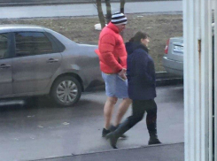 Обнаженными ногами заинтриговал жителей Ростова мужчина в полосатой шапке