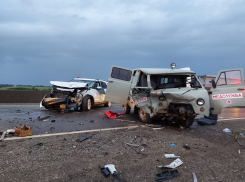 В Ростовской области скорая помощь врезалась в иномарку